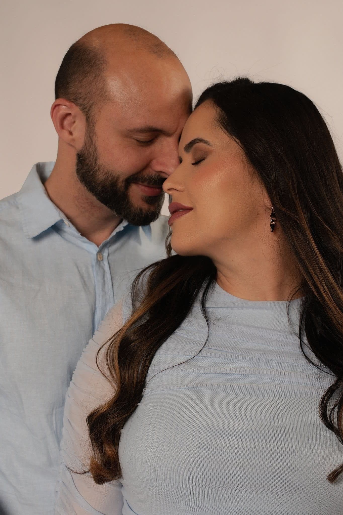 foto clean em retrato de casal com afeto durante ensaio gestante e gravida em estúdio no Rio de Janeiro