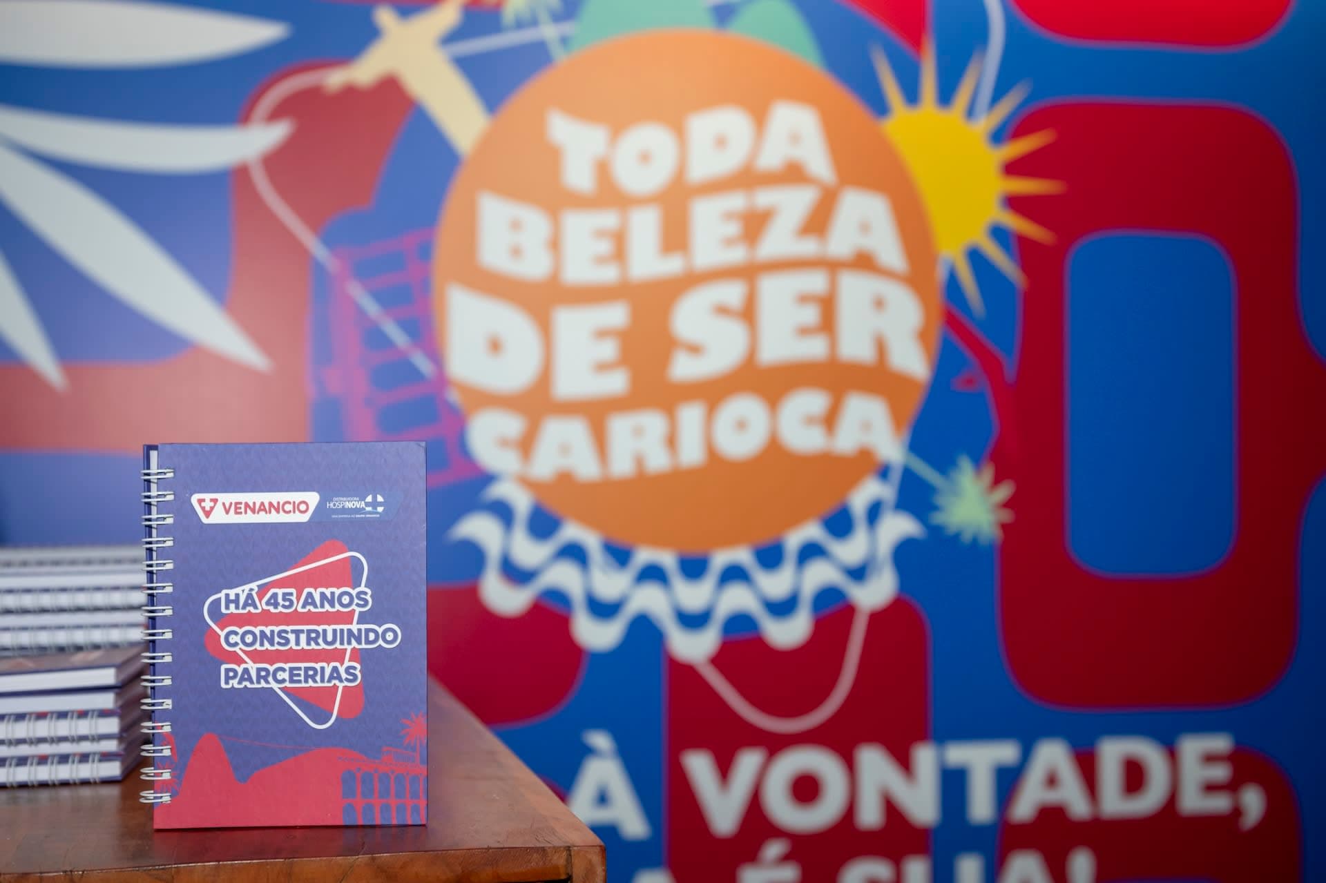 stande institucional com material promocional em convenção corporativa
