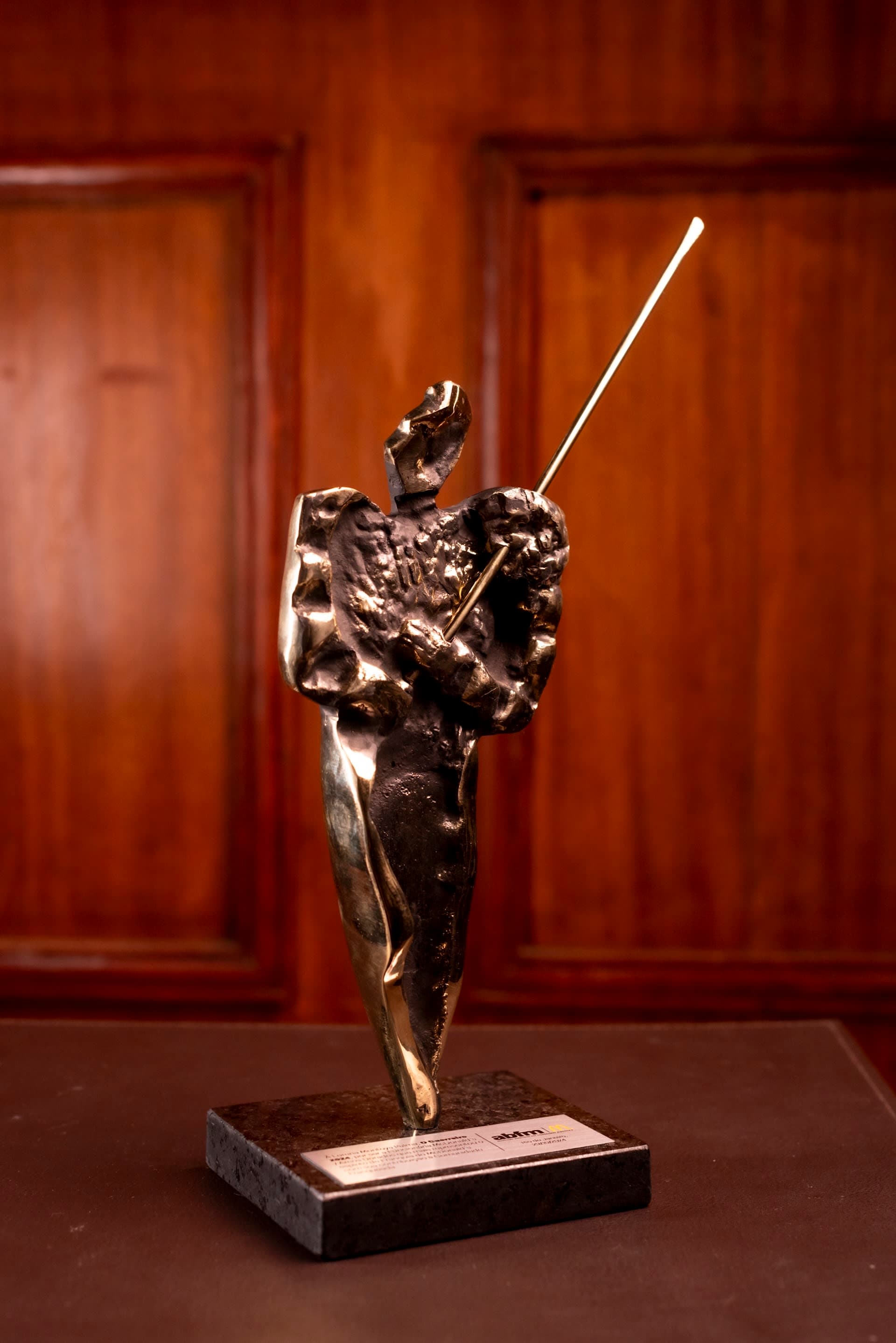 Troféu de bronze do Prêmio ABFM em destaque durante convenção corporativa