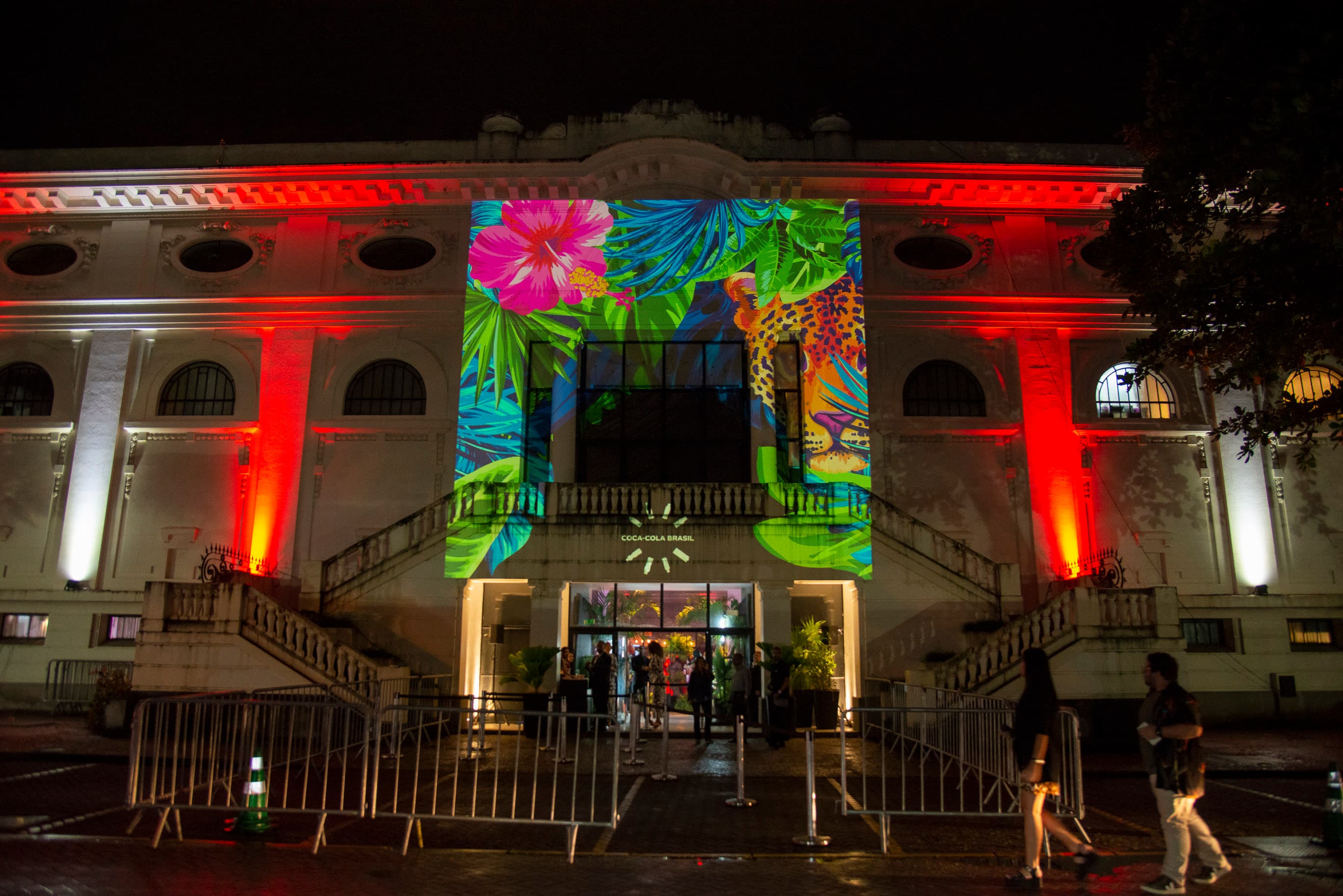 fx Fachada de prédio histórico iluminada com projeção tropical da marca Coca-Cola Brasil