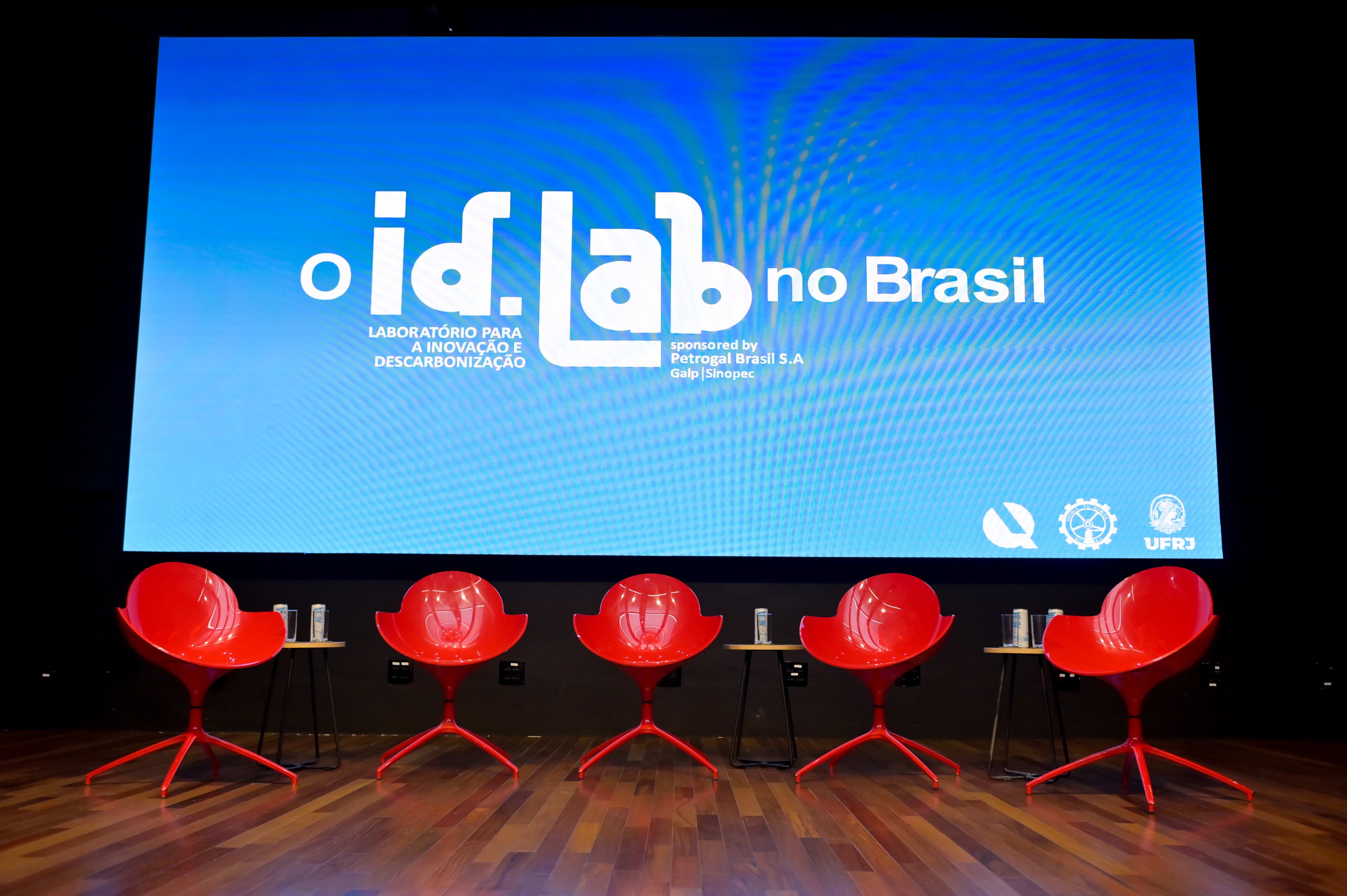 fx Palestrante no Seminário de Gás Natural do IBP, com plateia lotada e patrocinadores no telão B71 Alt Text SEO Como usar