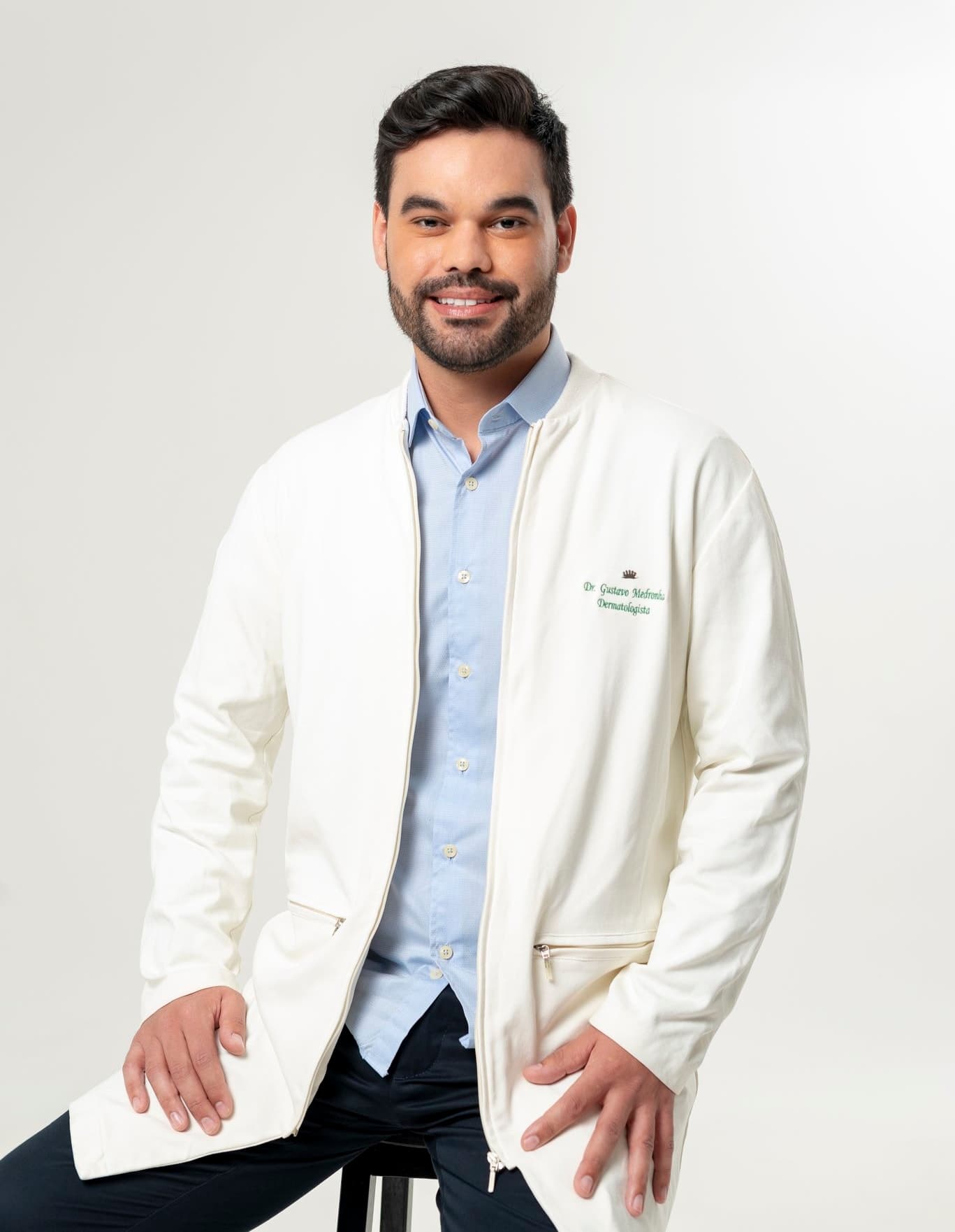 Dermatologista em jaleco profissional em retrato que transmite expertise, precisão e confiabilidade médica