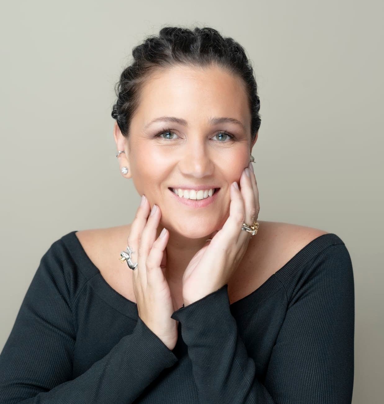 Designer de jóias em retrato elegante transmitindo sofisticação, expertise artesanal e refinamento criativo