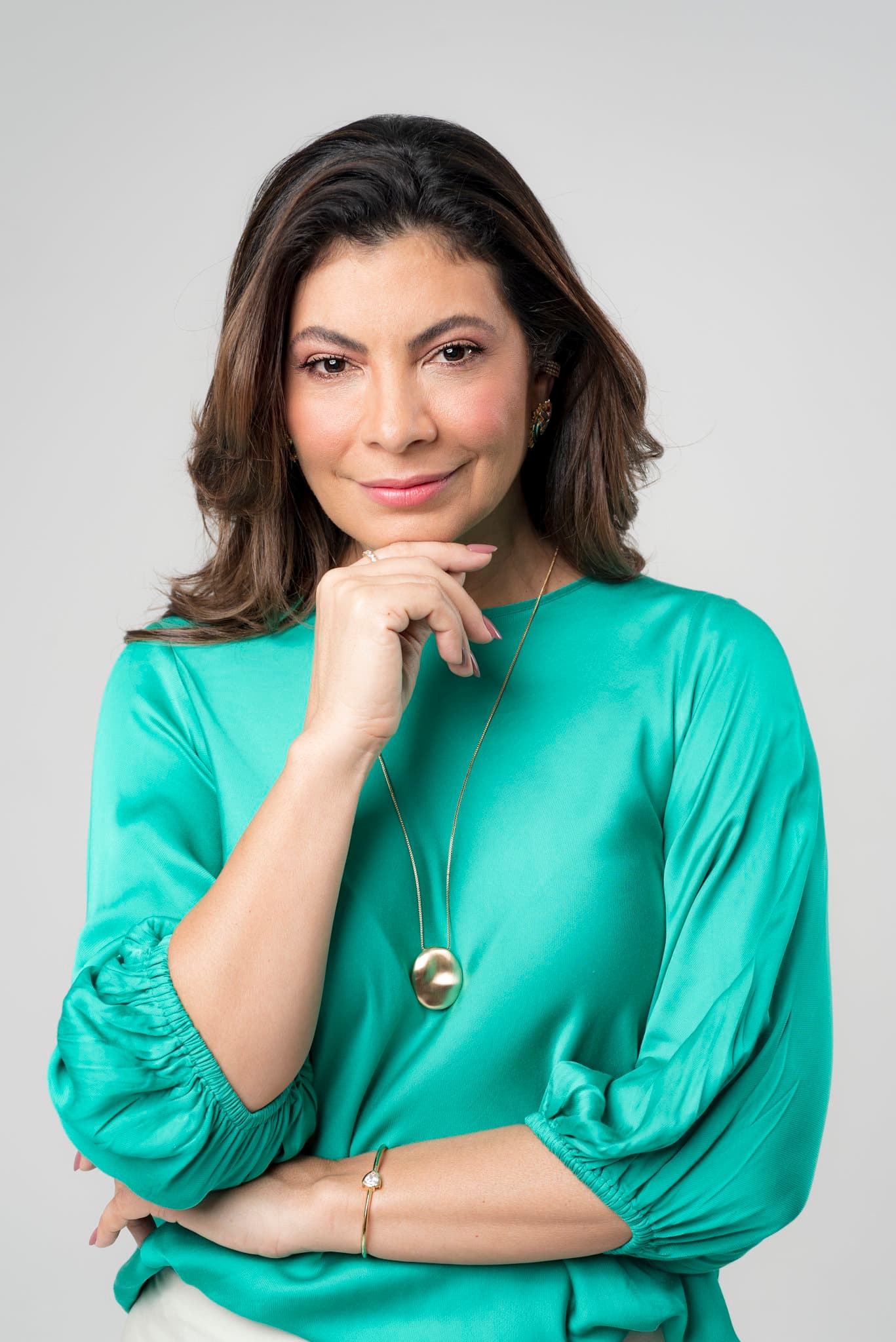 Retrato corporativo de mulher com blusa social transmitindo serenidade e autoridade, ensaio Aura Estúdio Rio de Janeiro