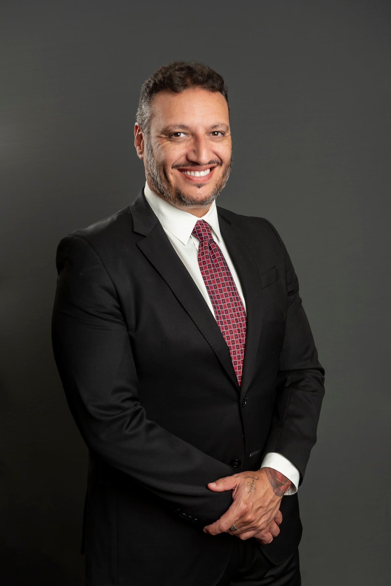 Retrato corporativo de homem de camisa social com olhar intenso e postura magnética, ensaio Aura Estúdio Barra da Tijuca