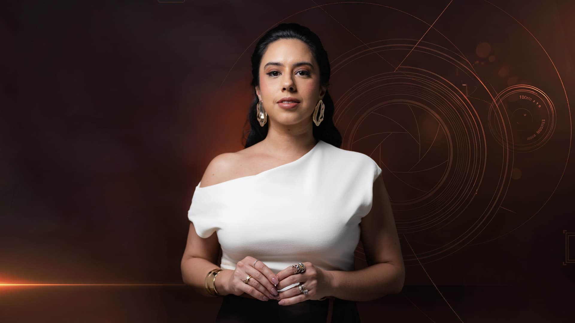 Foto que transmite autoridade de mulher em fundo escuro