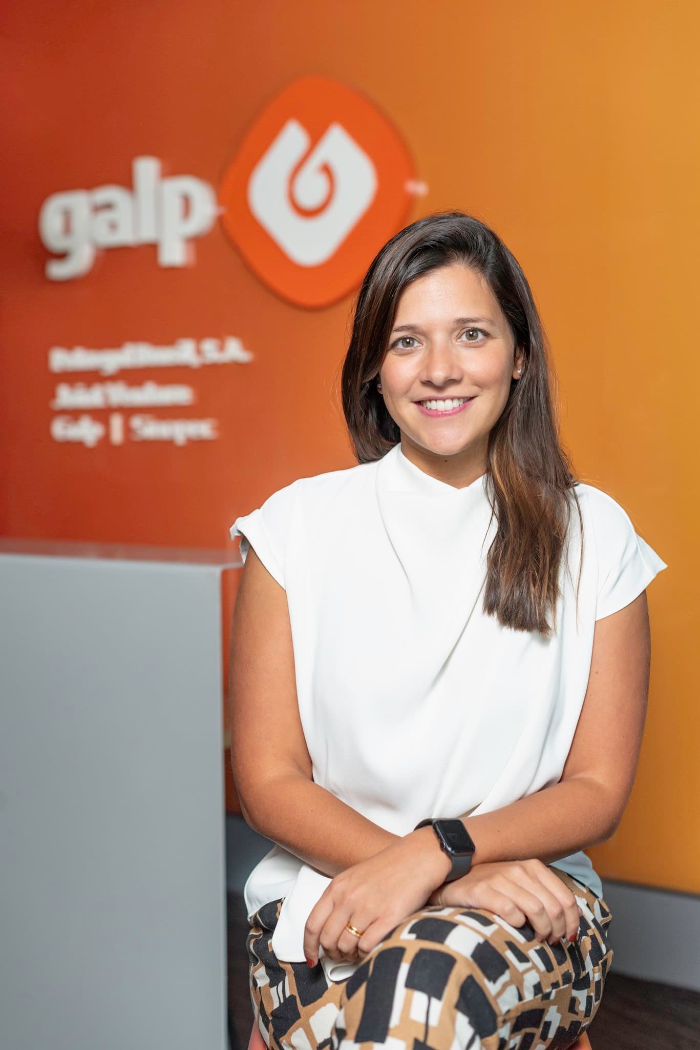 CEO em ambiente corporativo sorrindo com confiança transmitindo liderança, visão estratégica e excelência executiva