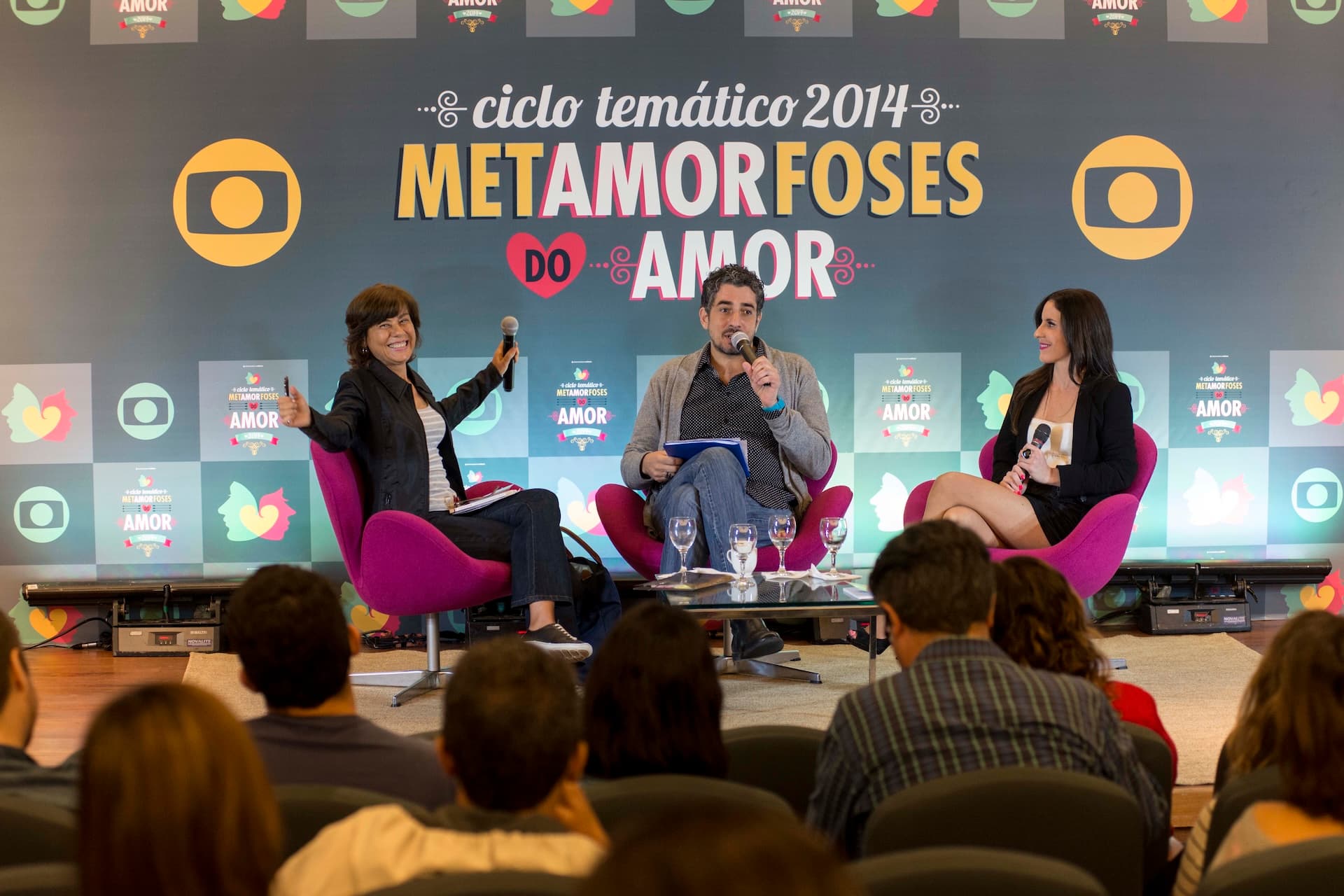 Painel de debate do ciclo temático "Metamorfoses do Amor" da Globo, quatro convidados no palco
