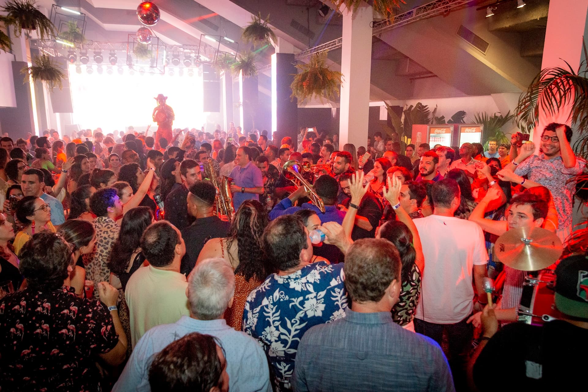 Banda ao vivo com instrumentos de sopro se apresentando em festa corporativa