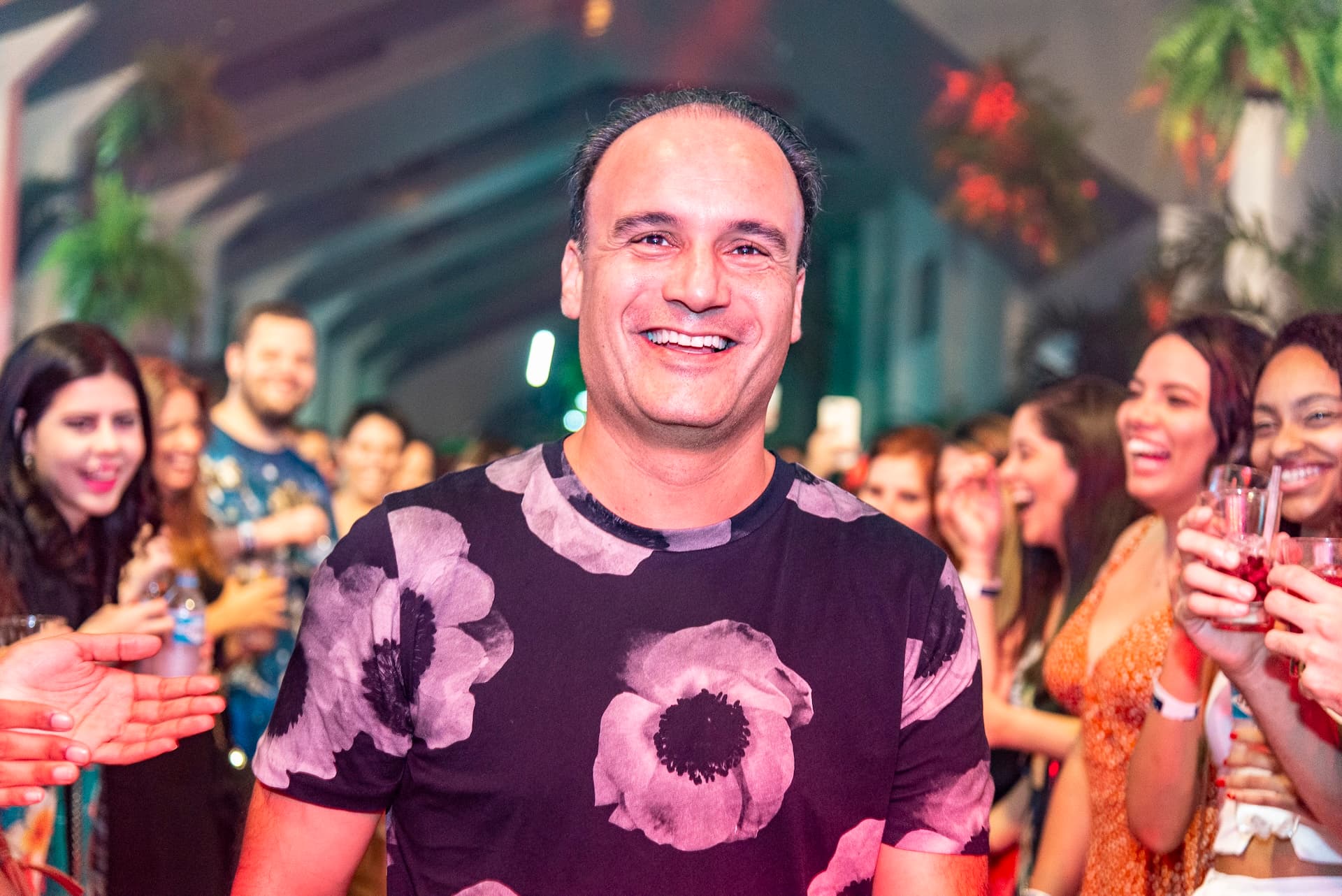 Retrato de convidado sorrindo durante coquetel de festa corporativa