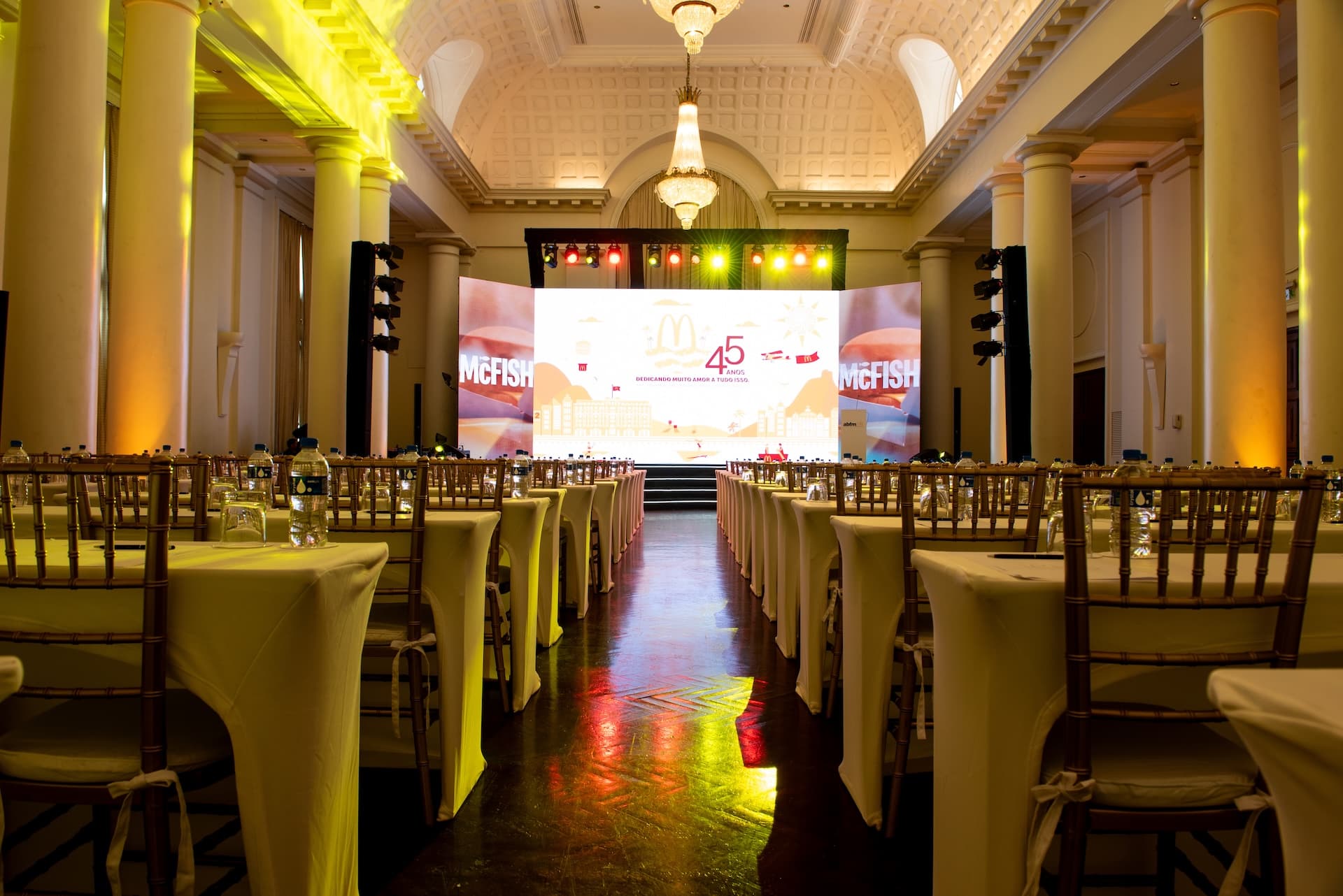 Salão de banquete decorado para jantar temático de convenção McDonald's
