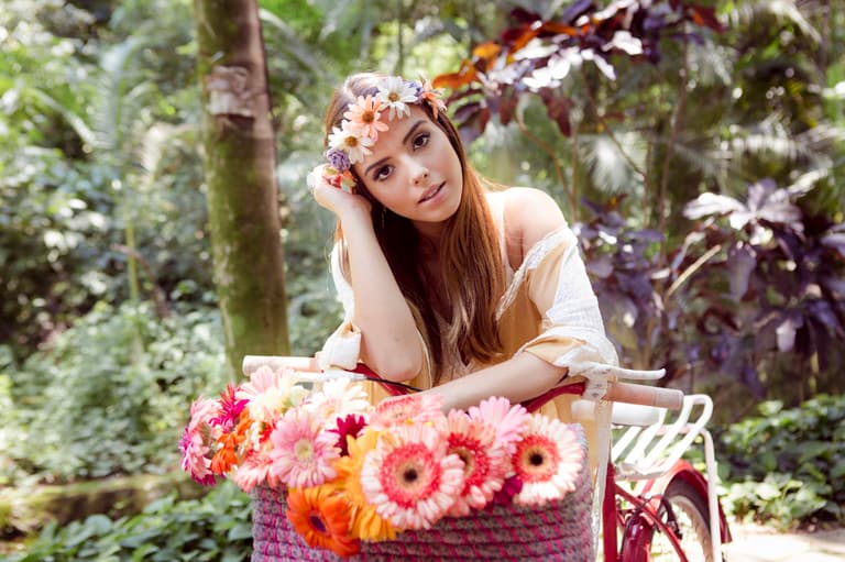 Giovanna Lancellotti em editorial para a novela A Regra do Jogo
