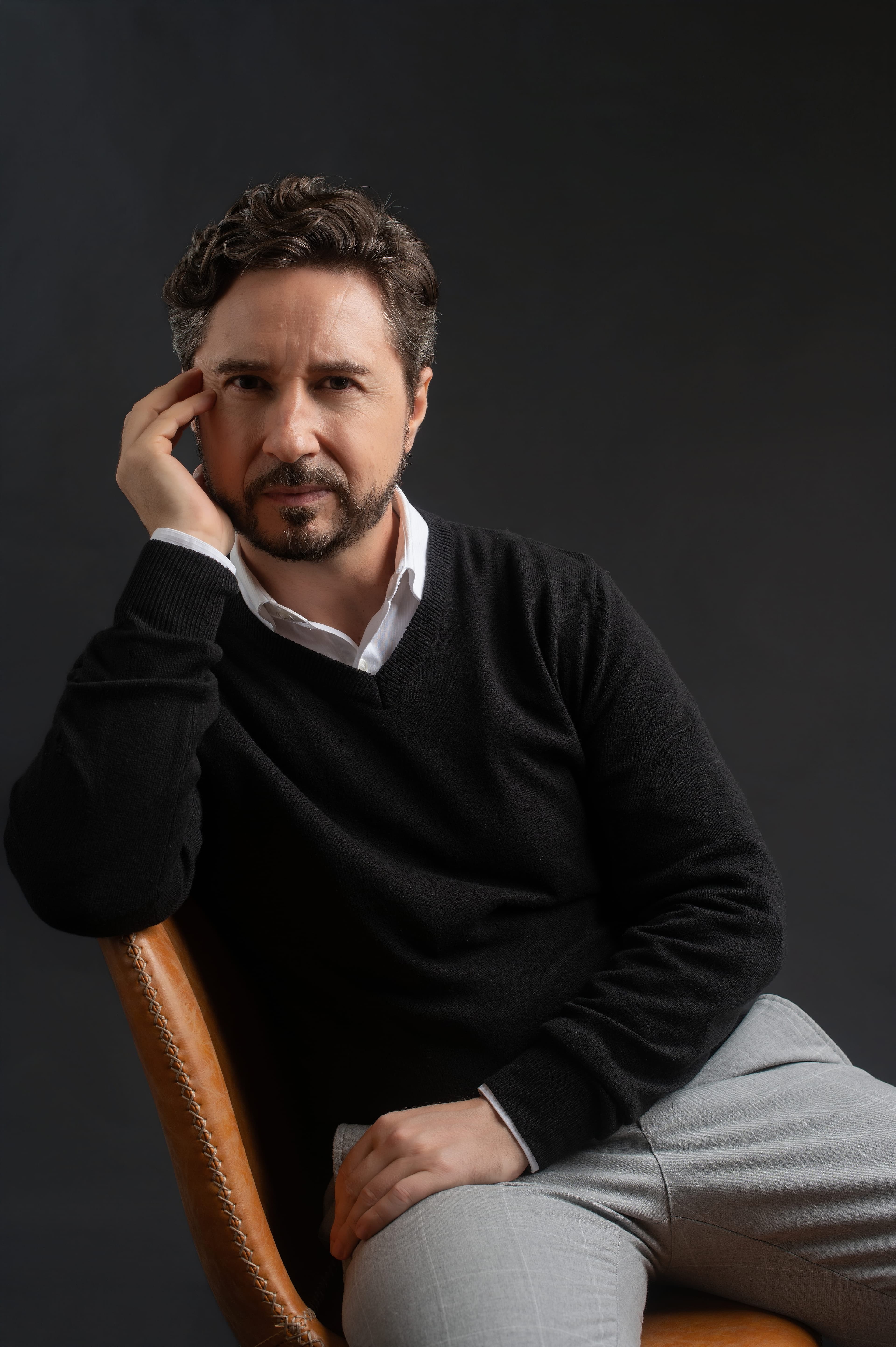 ator vestindo jeans e blusa preta básica em book de ator